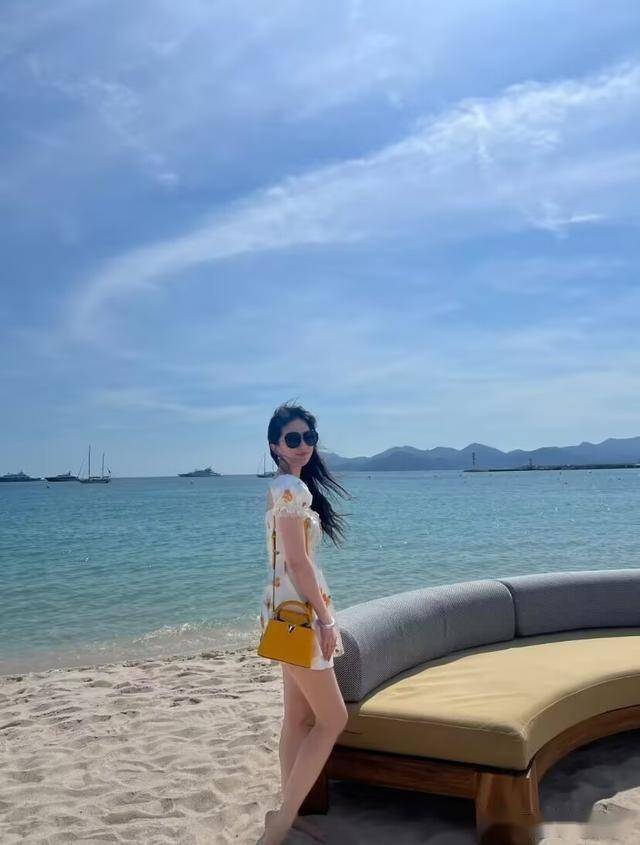 g比之前至少瘦了20斤太有气质了开元棋牌女神刘亦菲晒新度假plo